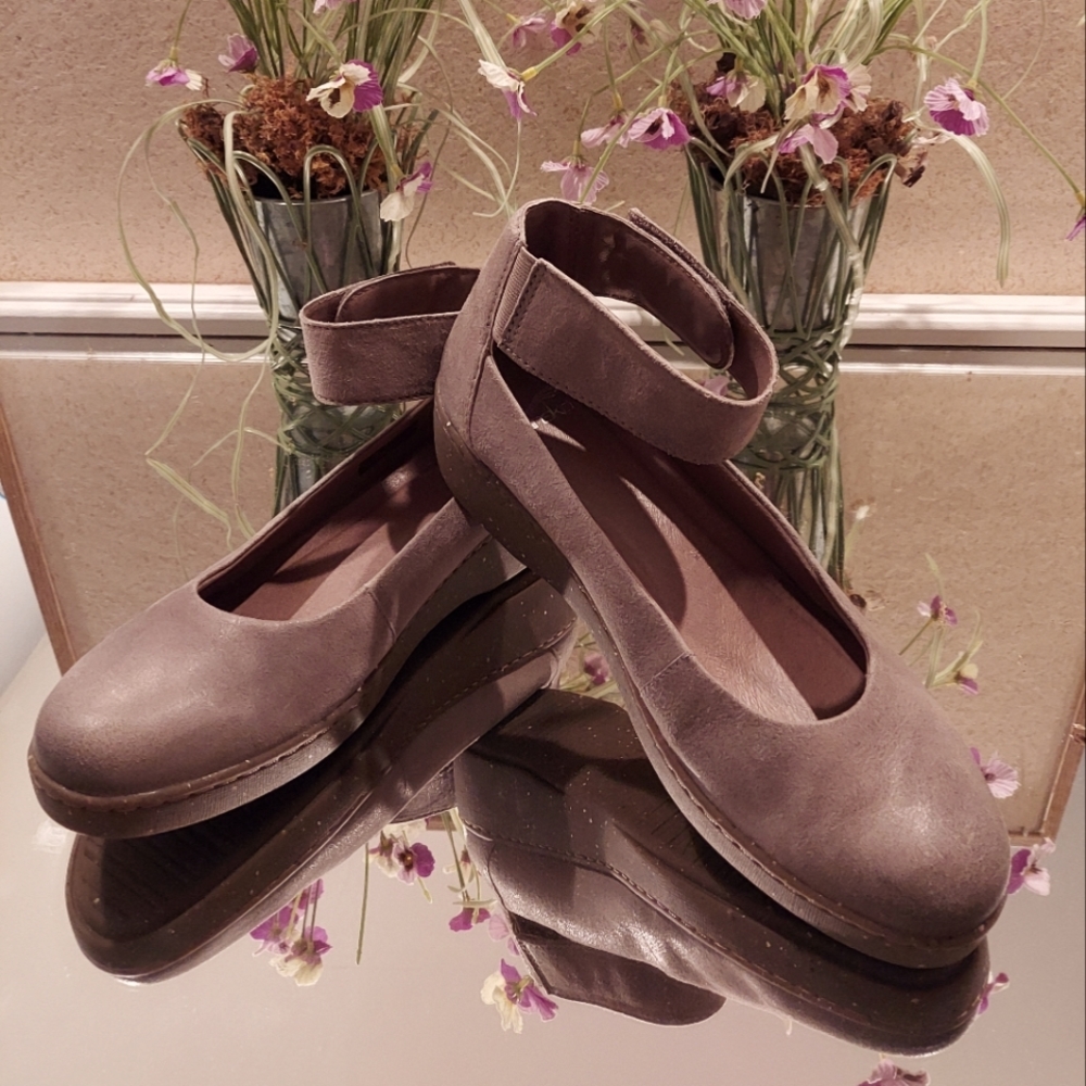 Dansko Emmie Size 39 Taupe Burnished Suede